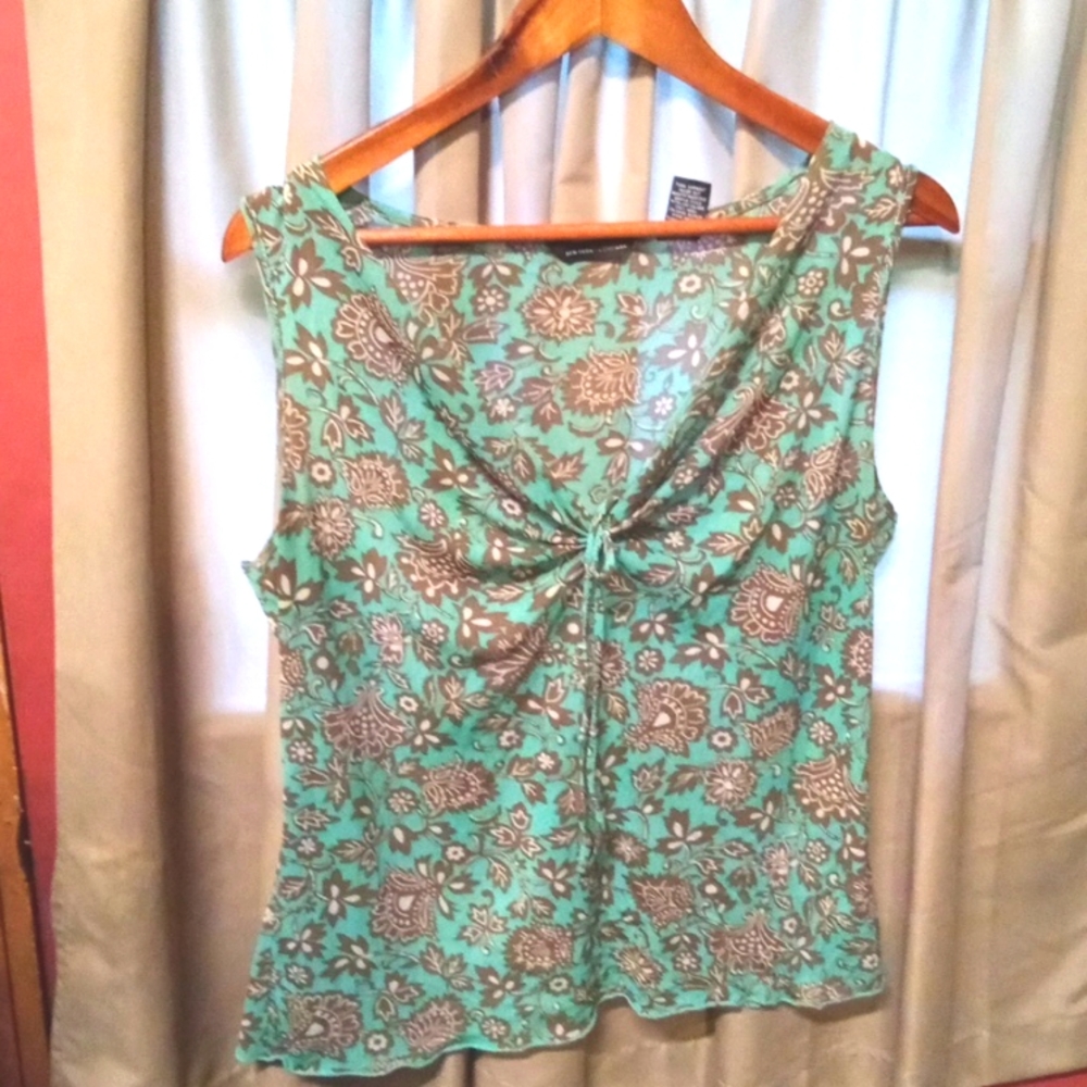 🌹New York and Company sleeveless tie front top.